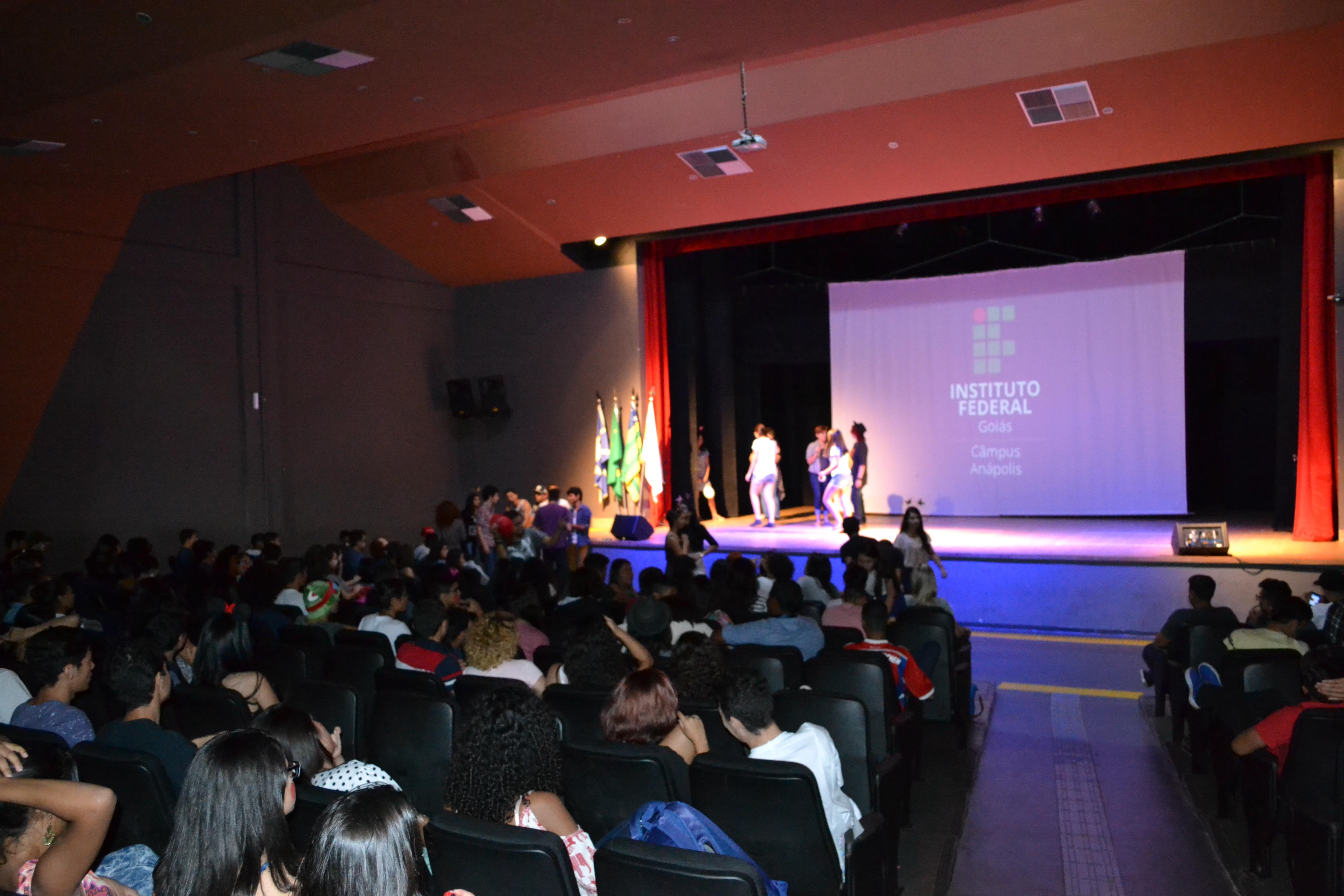 Alunos dos cursos técnicos participam de calourada no Teatro do Câmpus